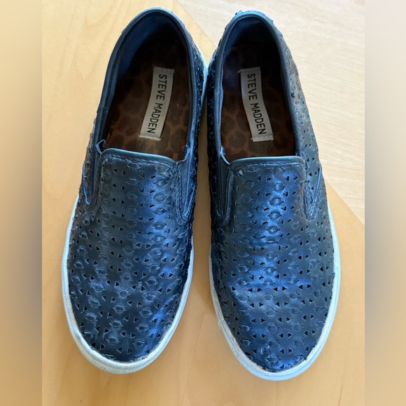 Steve Madden Excel Slip On Sneaker size 4. Black - Picture 2 of 8